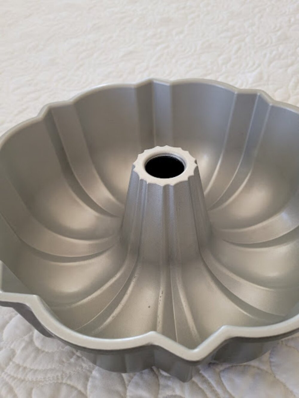 Nordic Ware Original Bundt Pan NWOT